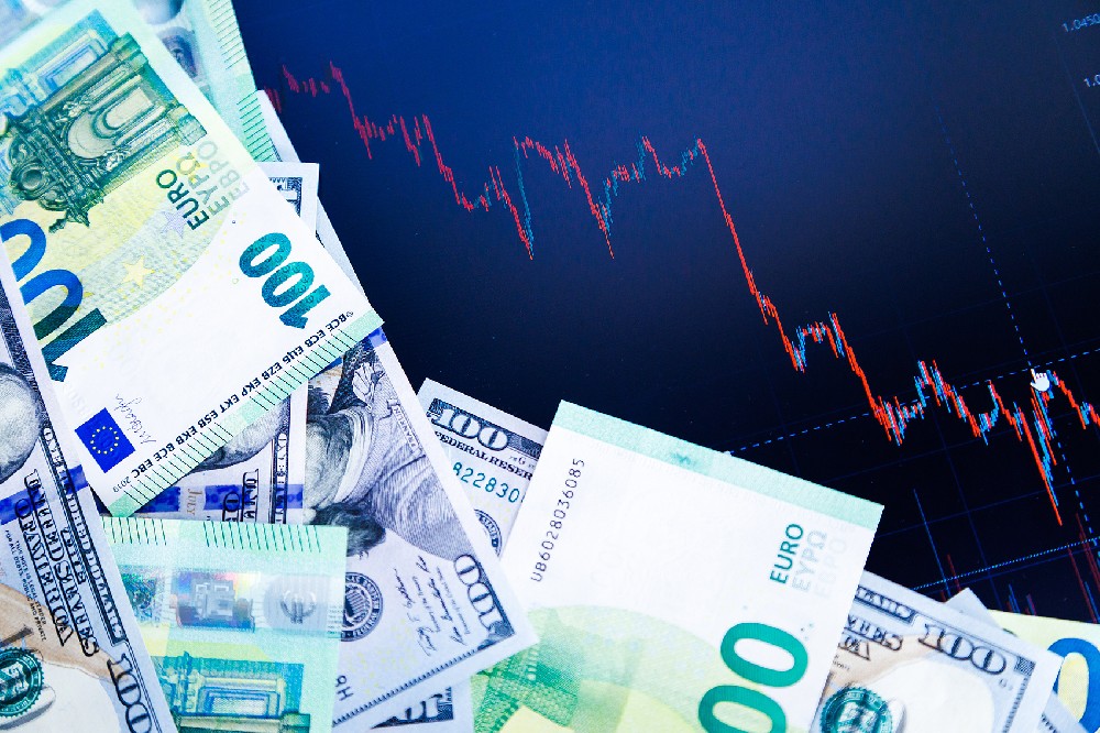 如何及时发现并应对汇率波动?影响汇率波动的原因有哪些?