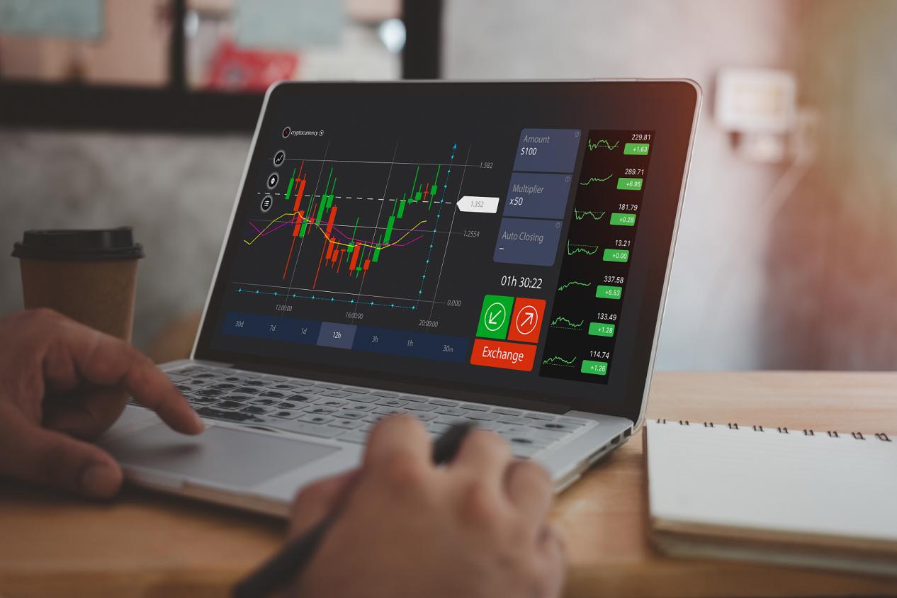 交易心理博弈:当大脑遭遇市场噪声与认知陷阱